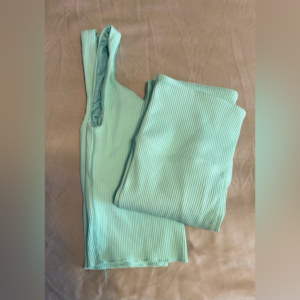 CARBON38 
7/8 Ribbed legging with matching bra crop top